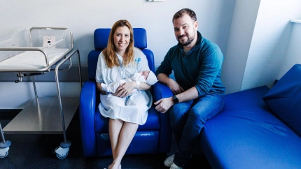 Alba Mayoral y Guillermo Pérez de Juan, posan con su hija Lucía, el primer bebé nacido en 2025 en España