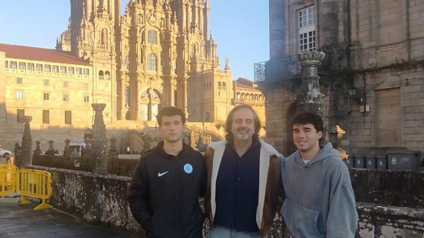 Juanma con sus hijos a los pies de la Catedral de Santiago