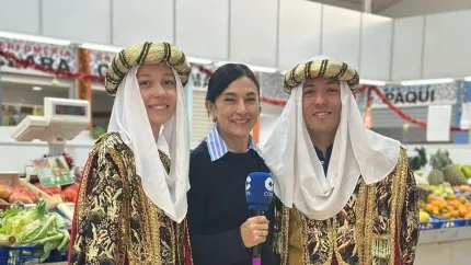 Pilar Cisneros con los pajes de los Reyes Magos en Benetúser