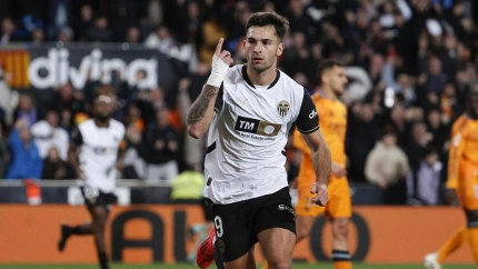 Hugo Duro celebra el gol del Valencia al Real Madrid