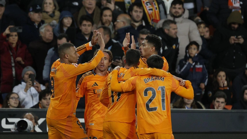 El Real Madrid celebra el gol de Bellingham ante el Valencia