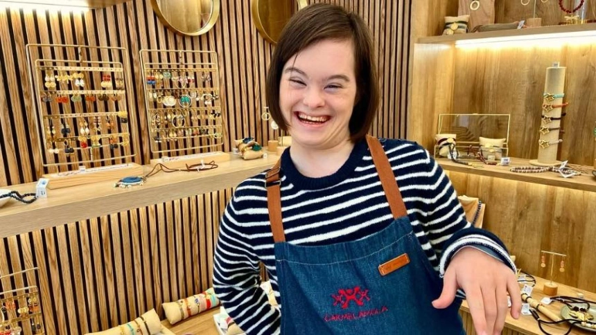 Carmela sonriente en su tienda de bisutería de A Coruña