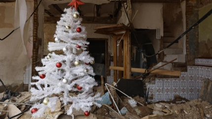 Un árbol de Navidad luce entre las ruinas de una casa en la localidad de Pincanya