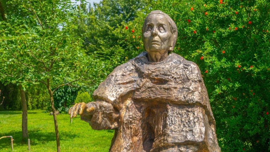 Estatua de bronce de Baba Vanga en Rupite, Bulgaria