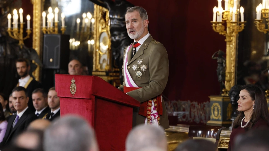 El rey Felipe VI pronuncia un discurso durante la celebración de la Pascua Militar este lunes en el Palacio Real en Madrid