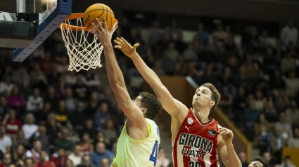 GIRONA, 07/01/2025.- El alero del Barça Joel Parra (i) entra a canasta defendido por el lituano Mindaugas Susinskas, del Basquet Girona, durante el partido de la Liga Endesa de baloncesto que Básquet Girona y Barcelona disputan este martes en el pabellón de Fontajau. EFE/David Borrat