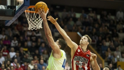 GIRONA, 07/01/2025.- El alero del Barça Joel Parra (i) entra a canasta defendido por el lituano Mindaugas Susinskas, del Basquet Girona, durante el partido de la Liga Endesa de baloncesto que Básquet Girona y Barcelona disputan este martes en el pabellón de Fontajau. EFE/David Borrat