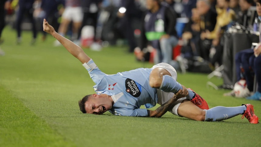 Iago Aspas se duele tras sufrir una entrada en un partido de Liga esta temporada.