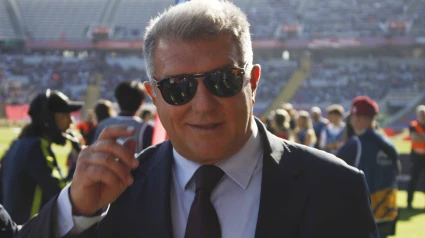 Joan Laporta, presidente del Barcelona, en el césped del estadio de Montjuic.