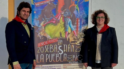 Morante junto a la alcaldesa de La Puebla del Río, María Dolorez Prósper