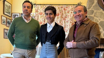 Manuel Román con sus nuevos apoderados, José León y Antonio Sáez