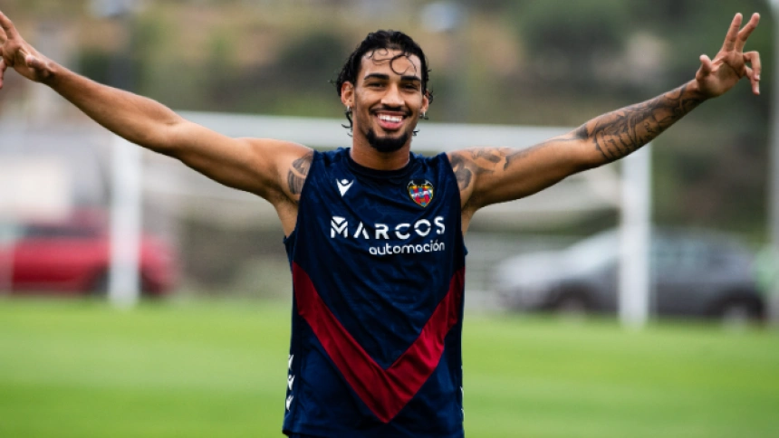 Fabrício, en un entrenamiento con el Levante UD