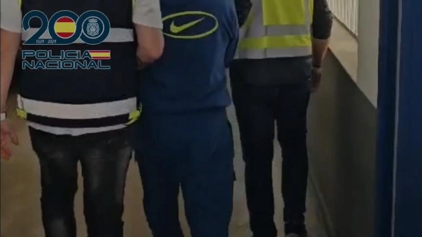 La Policía Nacional traslada a uno de los detenidos