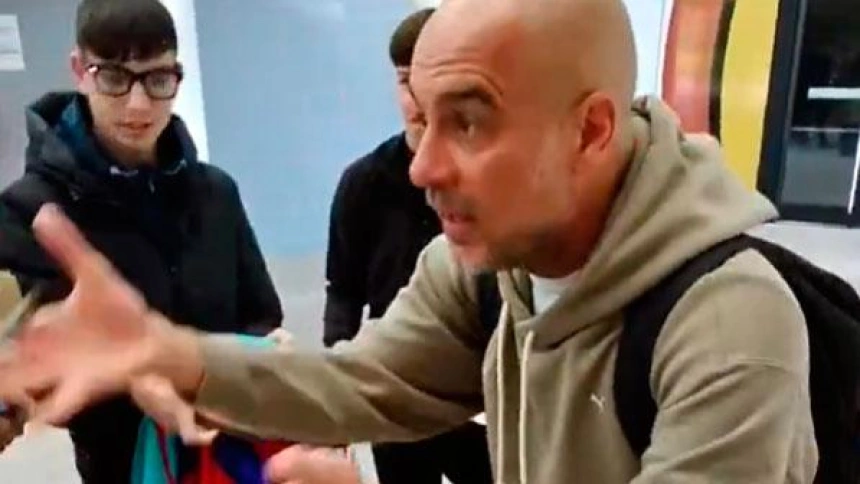 Pep Guardiola recriminado a unos jóvenes aficionados