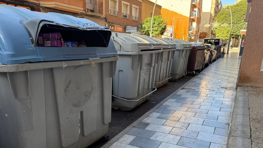 Contenedores de basura alineados en una calle de Lorca