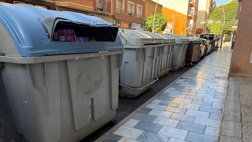 Contenedores de basura alineados en una calle de Lorca