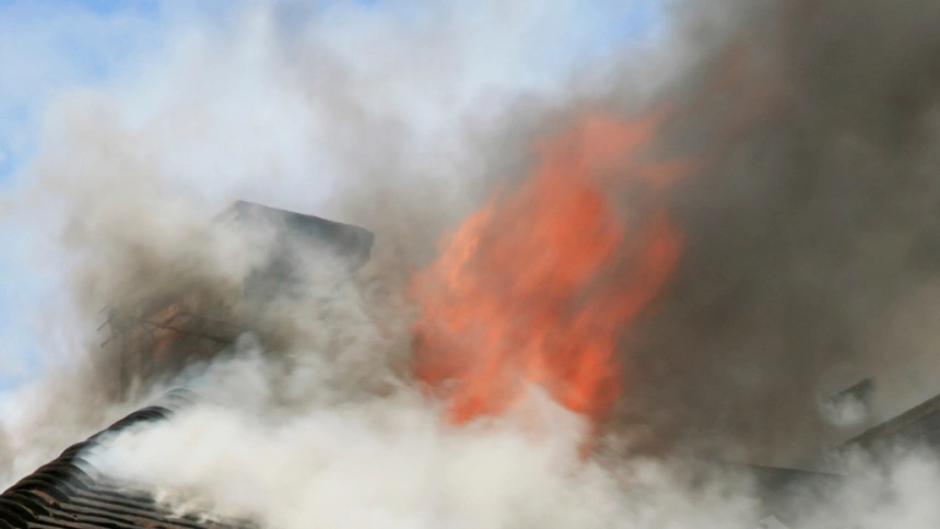 Un grave incendio arrasa dos viviendas en Santibáñez de la Peña