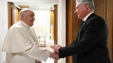 El Papa Francisco estrecha la mano al presidente de Cuba, Miguel Díaz-Canel