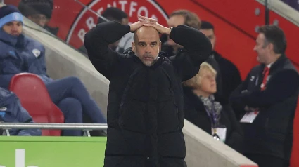 Pep Guardiola se lamenta durante el partido que el Manchester City disputó contra el Brentford.