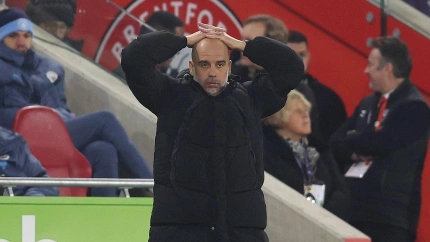 Pep Guardiola se lamenta durante el partido que el Manchester City disputó contra el Brentford.