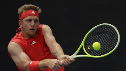 Davidovich devuelve una pelota durante su partido contra Aliassime.