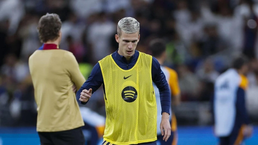 Dani Olmo calienta antes de la final de la Supercopa de España.