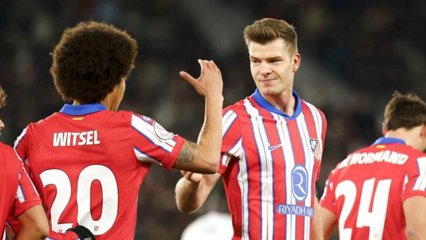 Sorloth celebra con Witsel uno de sus dos goles contra el Elche.