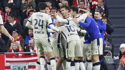 Los jugadores de Osasuna celebran el gol de la victoria contra el Athletic.