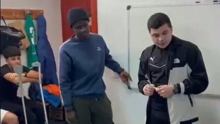 El joven Adboul y el entrenador del Andalucía Este Cf de Sevilla en el momento en el que le hacen entrega del regalo de Navidad