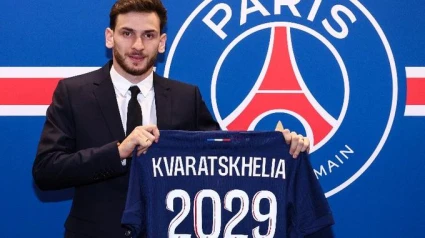 Khvicha Kvaratskhelia firma con el PSG