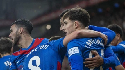 Los jugadores del Elche celebran el gol del empate contra el Sporting.