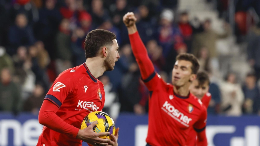 Raúl García celebra su gol en el Osasuna - Rayo
