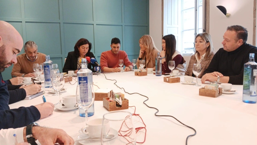 La portavoz municipal del Partido Popular en Lugo, Elena Candia, atiende a los medios de comunicación