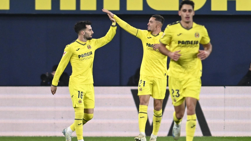 Yeremy Pino celebra con Álex Baena tras marcar el cuarto gol ante el Mallorca