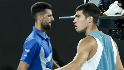 Djokovic y Alcaraz, durante su encuentro de cuartos de final en Australia