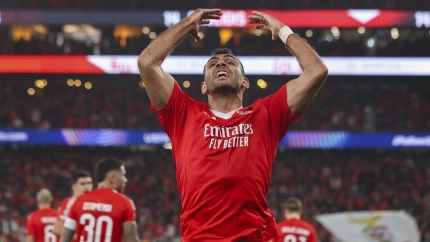 Pavlidis celebra el gol en propia meta de Araujo