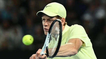 Jannik Sinner sigue firme en su defensa del título en Melbourne.