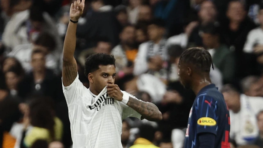Rodrygo se besa el escudo celebrando el 1-0 del Real Madrid contra el Salzburgo.