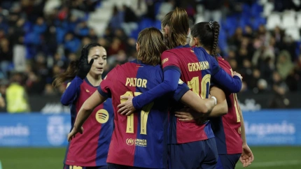 LEGANÉS (MADRID), 22/01/2025.- La delantera noruega del FC Barcelona Caroline Graham Hansen (2d) celebra su gol durante el partido de semifinales de la Supercopa de España de fútbol femenino que FC Barcelona y Atlético de Madrid disputan este miércoles en el Estadio Municipal Butarque de Leganés (Madrid). EFE/ Mariscal