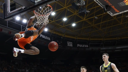 Jean Montero machaca espectacularmente la canasta del Aris