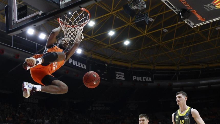 Jean Montero machaca espectacularmente la canasta del Aris