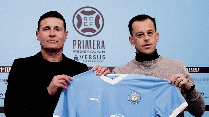 Javi Lara en su presentación junto al presidente