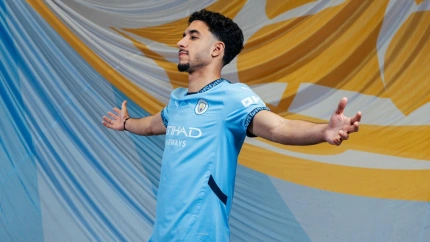 Omar Marmoush posando con su nueva camiesta