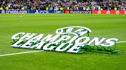 Logo de la UEFA sobre el césped del estadio Santiago Bernabéu.