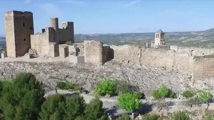 a localidad, enclavada en el Cerro de San Cristóbal y a orillas del río Guadalbullón, despliega una oferta que combina historia, naturaleza y arquitectura