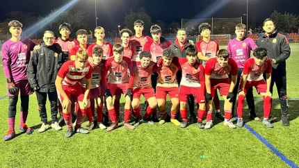 El equipo Juvenil B del Alfafar posa tras la disputa de un partido.