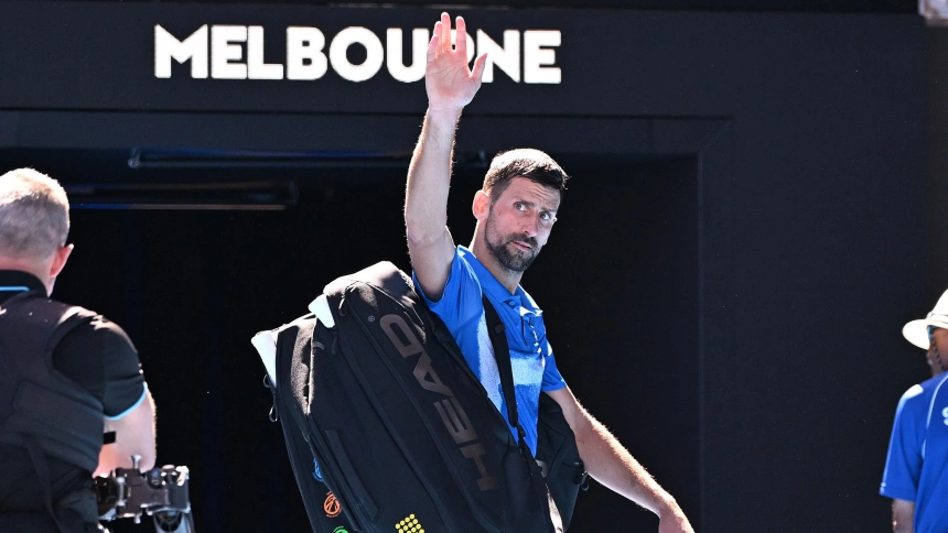 Djokovic se retira de la Rod Laver Arena después de su lesión.