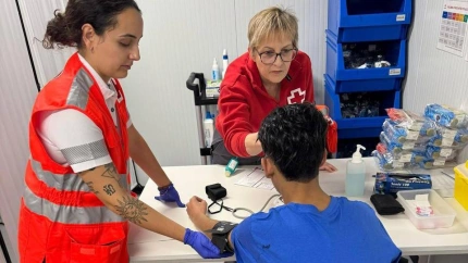 Uno de los migrantes, atendido por miembros de Cruz Roja a su llegada al Puerto de Alicante.