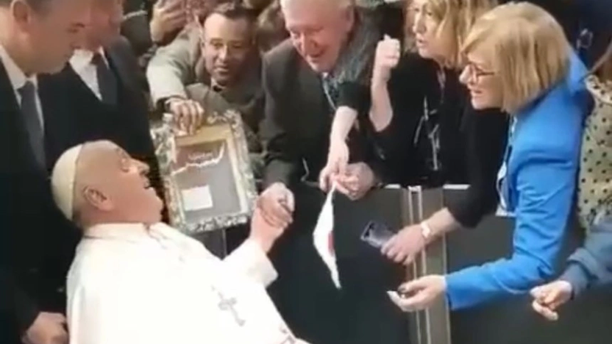 El Papa Francisco saluda a Eva Fernández en el Jubileo de los Comunicadores