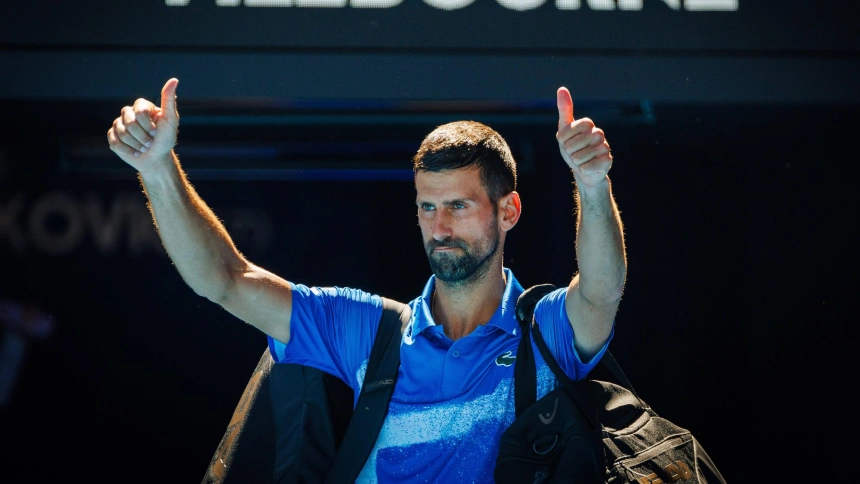 Djokovic responde a los abucheos del público de Melbourne.